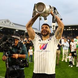 Mitrovic helpt Fulham met recordbrekende 43e goal aan titel in Championship